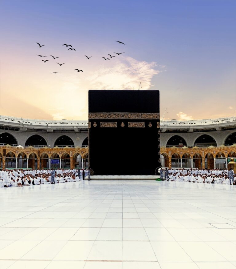 large-building-with-large-black-structure-middle-it-mecca-kaaba-min